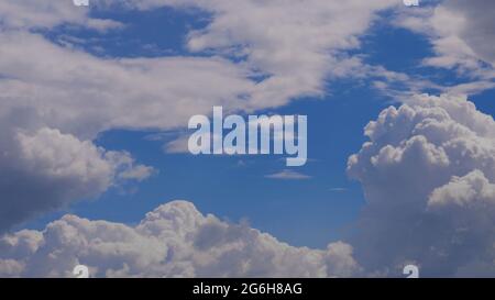 cielo a contrasto, cielo blu-blu, cielo blu chiaro con nubi di cumuli sparsi, cielo azzurro estivo chiaro. Nuvola soffia che si muove su una spiaggia ventosa Foto Stock