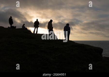 dh BIRSAY ORKNEY persone su seacliff Orca guardando e fotografare Killer balene Orcas osservatori balene scozia uk Foto Stock