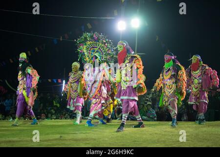 BAMNIA, PURULIA, BENGALA OCCIDENTALE , INDIA - 23 DICEMBRE 2015 : Gruppo di ballerini che si esibiscono al festival di danza Chhau. È un ma tribale indiano molto popolare Foto Stock