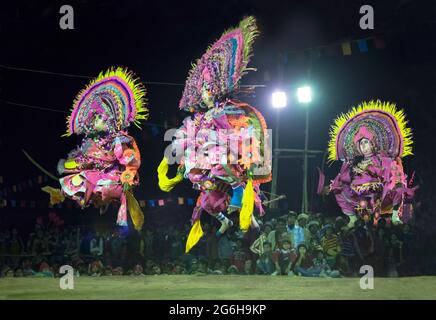 BAMNIA, PURULIA, BENGALA OCCIDENTALE, INDIA - 23 DICEMBRE 2015 : tre ballerini che si esibiscono al festival di danza Chhau. È un marti tribale indiano molto popolare Foto Stock