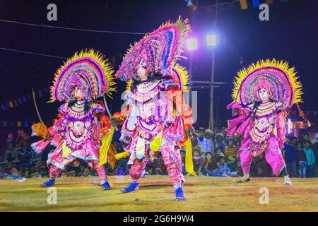 BAMNIA, PURULIA, BENGALA OCCIDENTALE, INDIA - 23 DICEMBRE 2015 : quattro ballerini che si esibiscono al festival di danza Chhau. È una martia tribale indiana molto popolare Foto Stock