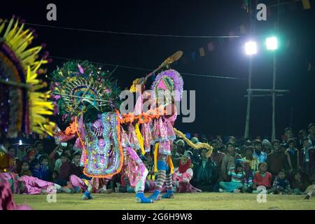 BAMNIA, PURULIA, BENGALA OCCIDENTALE , INDIA - 23 DICEMBRE 2015 : Danzatrice vestita come Hanumanji sta uccidendo mostro, Chhau Dance festival. È molto popolare Foto Stock