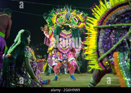 BAMNIA, PURULIA, BENGALA OCCIDENTALE , INDIA - 23 DICEMBRE 2015 : ballerini vestiti da mostro, che si esibiscono al festival di danza Chhau. È martia tribale indiana Foto Stock