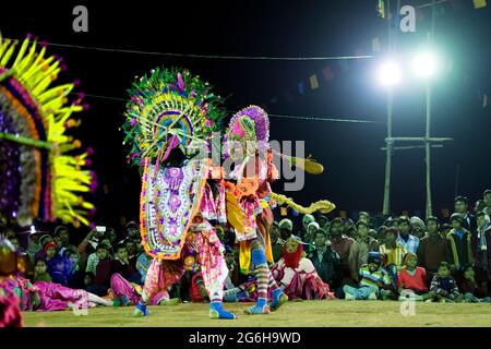 BAMNIA, PURULIA, BENGALA OCCIDENTALE , INDIA - 23 DICEMBRE 2015 : Danzatrice vestita come Hanumanji sta uccidendo mostro, Chhau Dance festival. È molto popolare Foto Stock