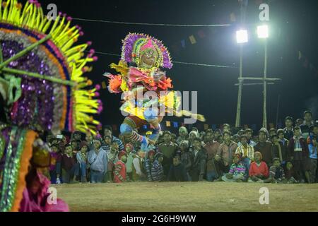 BAMNIA, PURULIA, BENGALA OCCIDENTALE , INDIA - 23 DICEMBRE 2015 : Danzatrice vestita come Hanumanji sta saltando in aria, Chhau Dance festival. È molto popolare Foto Stock