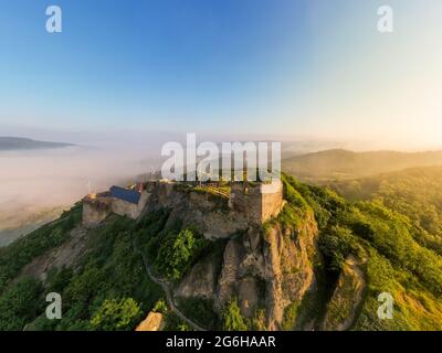 Castello di sirok in Matra Montagne Ungheria. Incredibile fortezza storica è stata costruita nel 12 ° secolo. Questo luogo faceva parte della storia ungherese. Lo è stato Foto Stock