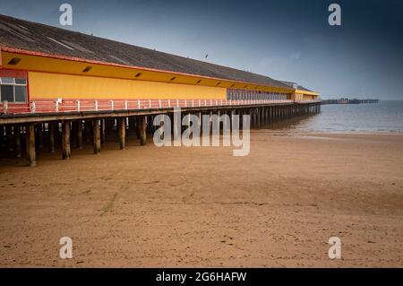 Empty Beach di Walton Pier, Walton-on-the-Naze, Essex, Inghilterra - 15 agosto 2020 Foto Stock