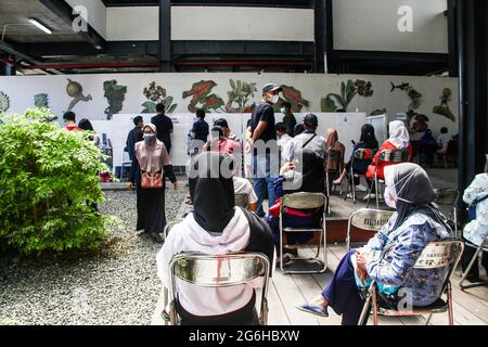 Bandung, Indonesia. 06 luglio 2021. La gente aspetta di ricevere il vaccino Covid-19 al mercato moderno Sarijadi a Bandung. Il Ministro della Sanità Budi Gunadi Sadikin ha detto che il Ministero della Salute (Kemenkes) continuerà a incrementare il tasso di vaccinazione per il coronavirus (Covid-19) a 5 milioni di dosi al giorno. Credit: SOPA Images Limited/Alamy Live News Foto Stock