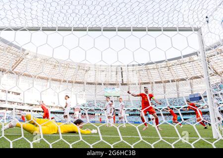 Baku, Azerbaigian - Giugno 12: Gareth Bale del Galles (R) celebra un gol segnato da Kieffer Moore del Galles (H) sul portiere svizzero Yann Sommer Foto Stock