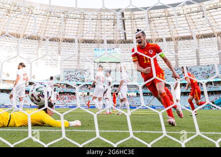 Baku, Azerbaigian - Giugno 12: Gareth Bale del Galles (R) celebra un gol segnato da Kieffer Moore del Galles (H) sul portiere svizzero Yann Sommer Foto Stock