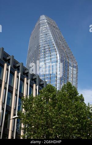 One Blackfriars è uno sviluppo ad uso misto, conosciuto in modo informale come The Vase o The Boomerang a causa della sua forma. Architetto Ian Simpson, 2018. Londra, Regno Unito. Foto Stock