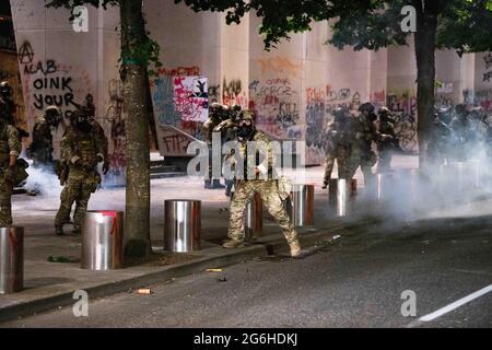 Portland, Stati Uniti. 04 luglio 2020. Gli agenti federali disperdono i manifestanti fuori dal tribunale Mark O. Hatfield. Portland, Oregon. Il 4 luglio 2020 più di 750 ufficiali del DHS sono stati inviati a Portland nell'estate del 2020 per proteggere la proprietà federale in un piano chiamato 'operazione diligente Valor'. Un rapporto del DHS sostiene che i manifestanti hanno causato danni stimati a 1.6 milioni di dollari al tribunale federale, mentre il costo dell'operazione ha superato i 12 milioni di dollari. (Foto di Mathieu Lewis-Rolland/SIPA USA) Credit: Sipa USA/Alamy Live News Foto Stock