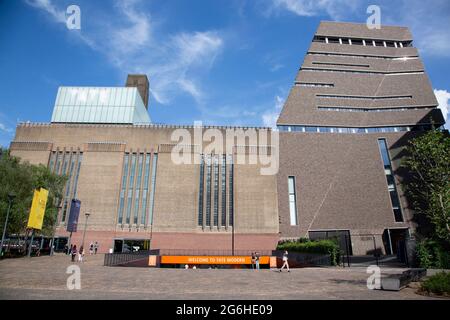 Tate Modern con la sua nuova estensione da parte degli architetti svizzeri Herzog & de Meuron. Londra, Regno Unito Foto Stock