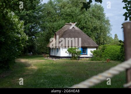 Hiddensee, Germania. 25 Giugno 2021. Vista della casa di pescatori di 265 anni di Vitte. Questa è la più antica casa sull'isola di Hiddensee. Costruito nel 1755, porta il soprannome di "Hexenhaus". Credit: Stefano Nosini/dpa-Zentralbild/ZB/dpa/Alamy Live News Foto Stock