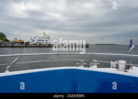 Hiddensee, Germania. 25 Giugno 2021. Un taxi acqueo conduce al porto di Vitte. Lì il traghetto Vitte dello stesso nome si trova all'ancora. Credit: Stefano Nosini/dpa-Zentralbild/ZB/dpa/Alamy Live News Foto Stock
