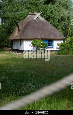 Hiddensee, Germania. 25 Giugno 2021. Vista della casa di pescatori di 265 anni di Vitte. Questa è la più antica casa sull'isola di Hiddensee. Costruito nel 1755, porta il soprannome di "Hexenhaus". Credit: Stefano Nosini/dpa-Zentralbild/ZB/dpa/Alamy Live News Foto Stock