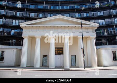 Facciata di 57 Stamford Street - e un edificio di appartamenti a 8 piani la cui entrata consiste nel portico di una Cappella unitaria, costruita nel 1821. Londra. Foto Stock