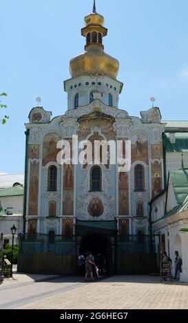 Kyiv Perchersk Lavra ha un certo numero di chiese riccamente decorate come ingressi. Foto Stock