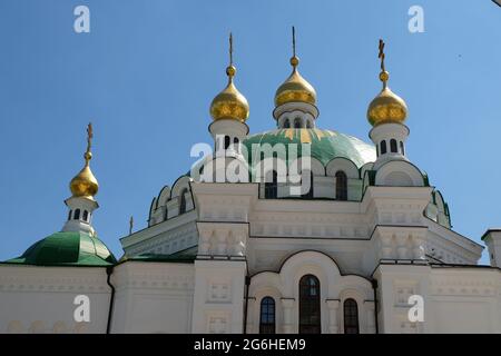 Chiesa di Kyiv-Perchersk Lavra Refettorio con cupola verde e croci dorate. Foto Stock