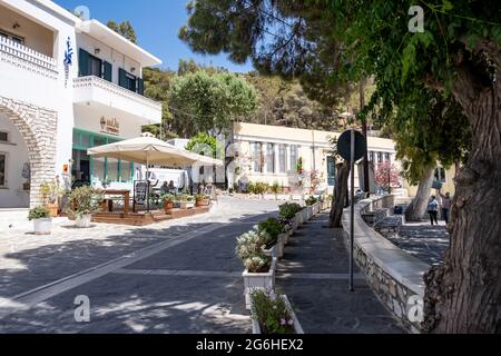 Isola di Lefkes Paros, Cicladi, Grecia. 26 maggio 2021. La piazza principale della città acciottolato strade strette natura negozi caffè taverna. Shopping, relax, escl Foto Stock