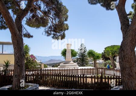 Isola di Lefkes Paros, Cicladi, Grecia. 26 maggio 2021. Monumento storico in marmo degli eroi di guerra vicino alla piazza principale della città. Natura, pace, relax, esplorare Foto Stock