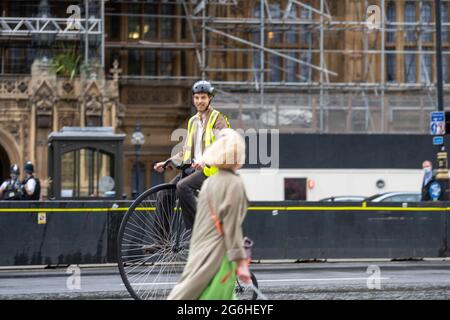 Londra, Regno Unito. 6 luglio 2021. Penny Farthings Outside the Houses of Parliament in the Rain London UK Credit: Ian Davidson/Alamy Live News Foto Stock