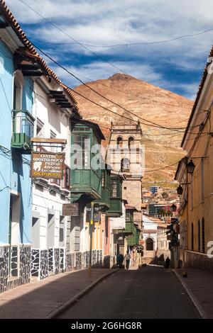 POTOSI, BOLIVIA - 19 APRILE 2015: Edifici coloniali e la montagna Cerro Rico a Potosi, Bolivia Foto Stock