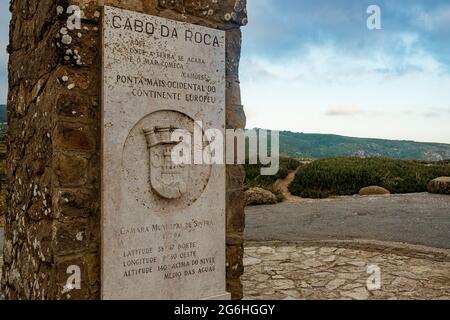 Sintra, Portogallo - 26-06-2021: Primo piano di Cabo da Roca monumento e targa, il punto più occidentale d'Europa con faro Foto Stock