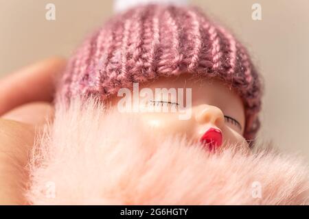 Primo piano di un cucciolo dormiente tenuto da una persona Foto Stock