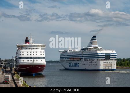 Silja Line nave da crociera M/S Silja Serenade passando rivale compagnia di trasporto Viking Line M/S Gabriella a Helsinki, Finlandia Foto Stock