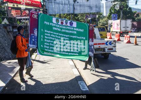 Jatinangor, Indonesia. 06 luglio 2021. Il lavoratore municipale indonesiano prepara un consiglio di informazione ad un checkpoint durante l'imposizione delle restrizioni d'emergenza COVID-19.le autorità indonesiane hanno deciso di imporre una restrizione d'emergenza dal 3 luglio al 20 luglio a Java e Bali, che limita la mobilità del residente per frenare la diffusione del virus Covid-19. Attualmente, diversi ospedali di Giacarta e Bandung sono pieni o in eccesso. (Foto di Algi Febri Sugita/SOPA Images/Sipa USA) Credit: Sipa USA/Alamy Live News Foto Stock