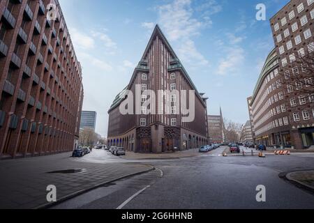 Strada nel centro di Amburgo e edificio Chilehaus - Amburgo, Germania Foto Stock