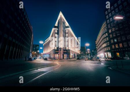 Strada nel centro di Amburgo e Chilehaus di notte - Amburgo, Germania Foto Stock