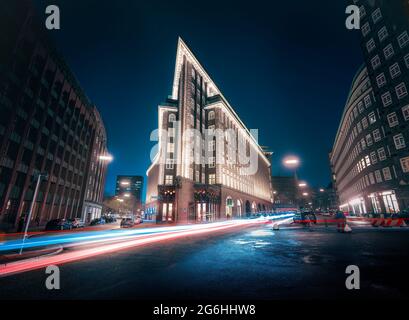 Strada nel centro di Amburgo e Chilehaus di notte - Amburgo, Germania Foto Stock