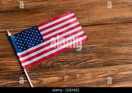 vista dall'alto della piccola bandiera americana su un tavolo di legno Foto Stock