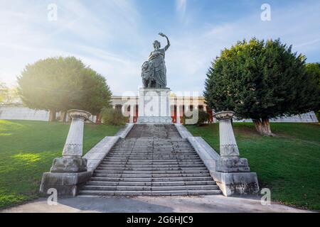 Bavaria Statua e scalinata che si affaccia su Theresienwiese - Monaco, Baviera, Germania Foto Stock