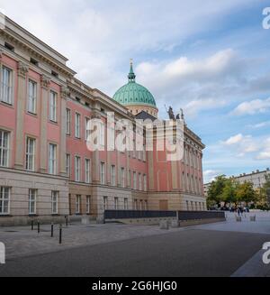 Potsdam City Palace - Landtag di Brandeburgo con la chiesa di San Nicola sullo sfondo - Potsdam, Germania Foto Stock