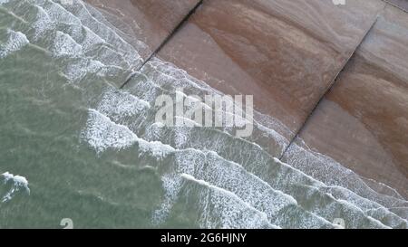 Le onde aeree aeree che si infrangono sulla singola spiaggia di Eastbourne Sussex Foto Stock