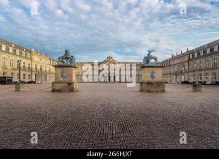 Palazzo nuovo di Stoccarda (Neues Schloss) con le sculture del leone e del cervo - Stoccarda, Germania Foto Stock