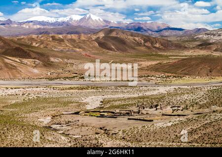 Piccolo villaggio nel mezzo del vasto altiplano, Bolivia Foto Stock