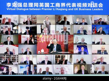 Pechino, Cina. 6 luglio 2021. Il Premier cinese li Keqiang tiene un dialogo virtuale con i leader aziendali britannici a Pechino, capitale della Cina, il 6 luglio 2021. Credit: Ding Lin/Xinhua/Alamy Live News Foto Stock