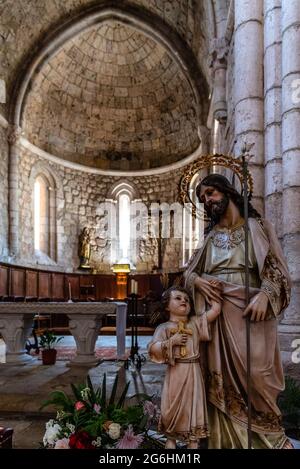 Brihuega, Spagna - 29 maggio 2021: Vista interna della navata della Chiesa di San Filippo. Foto Stock