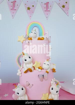 Torta di compleanno con unicorni e arcobaleno Foto stock - Alamy