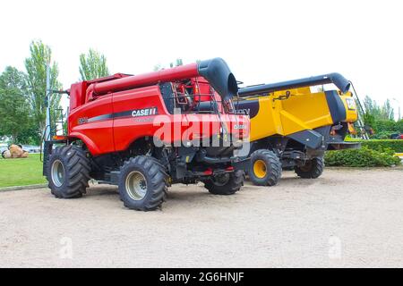 Kiev, Ucraina - 16 giugno 2020: Modern Axial-Flow 140 di Case IH mietitrebbia su strada a Kiev, Ucraina il 16 giugno 2020 Foto Stock