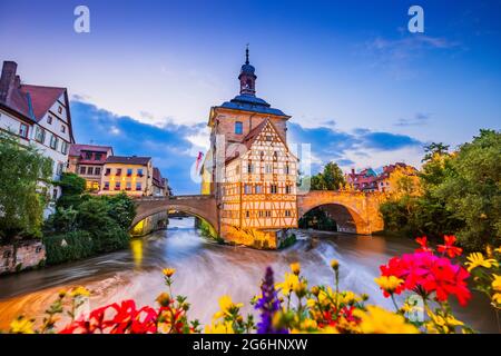 Bamberga, Germania. Municipio di Bamberga (Altes Rathaus) con due ponti sul fiume Regnitz. Alta Franconia, Baviera. Foto Stock