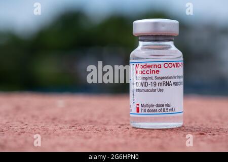 Montreal, CA - 25 Giugno 2021: Fiala di vaccino moderna Covid-19 Foto Stock