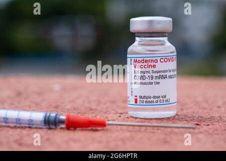 Montreal, CA - 25 Giugno 2021: Fiala di vaccino moderna Covid-19 Foto Stock