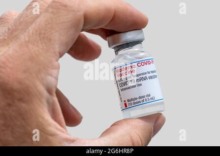 Montreal, CA - 25 Giugno 2021: Fiala di vaccino moderna Covid-19 Foto Stock