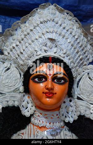 Primo piano di Goddess Devi Durga, prima della prossima Durga Puja in uno studio di vasaio a Kolkata. Foto Stock
