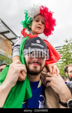 Wembley Stadium, Wembley Park, Regno Unito. 6 luglio 2021. I tifosi di Italia e Spagna si riuniscono a Londra per la prima semifinale Euro 2020 al Wembley Stadium. 60,000 tifosi saranno ammessi a Wembley sia per le semifinali che per le finali. Amanda Rose/Alamy Live News Foto Stock